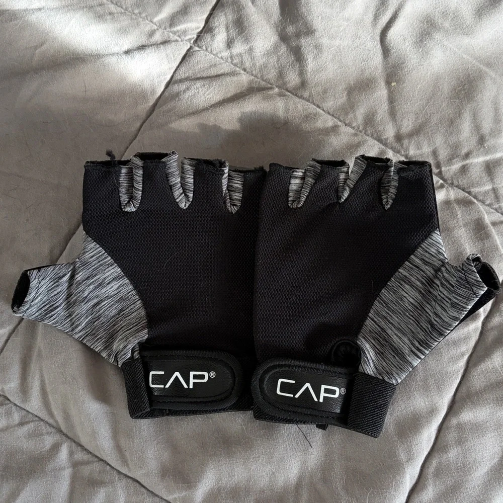 CAP Mesh Weightlifting Gloves Women’s Small NWT